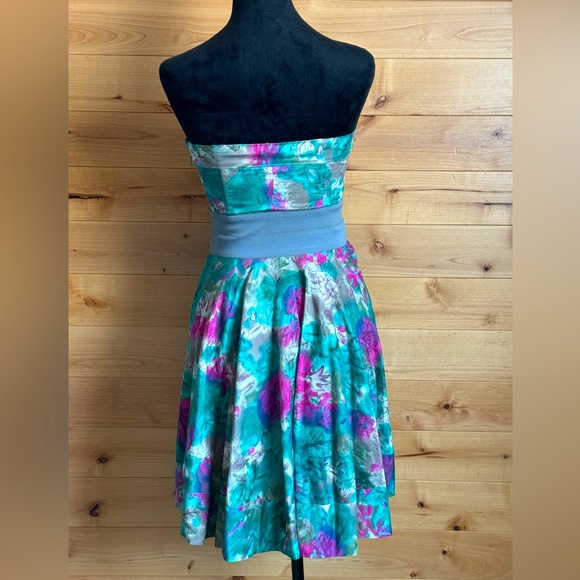 ELIZABETH and JAMES - Picture 2 of 10